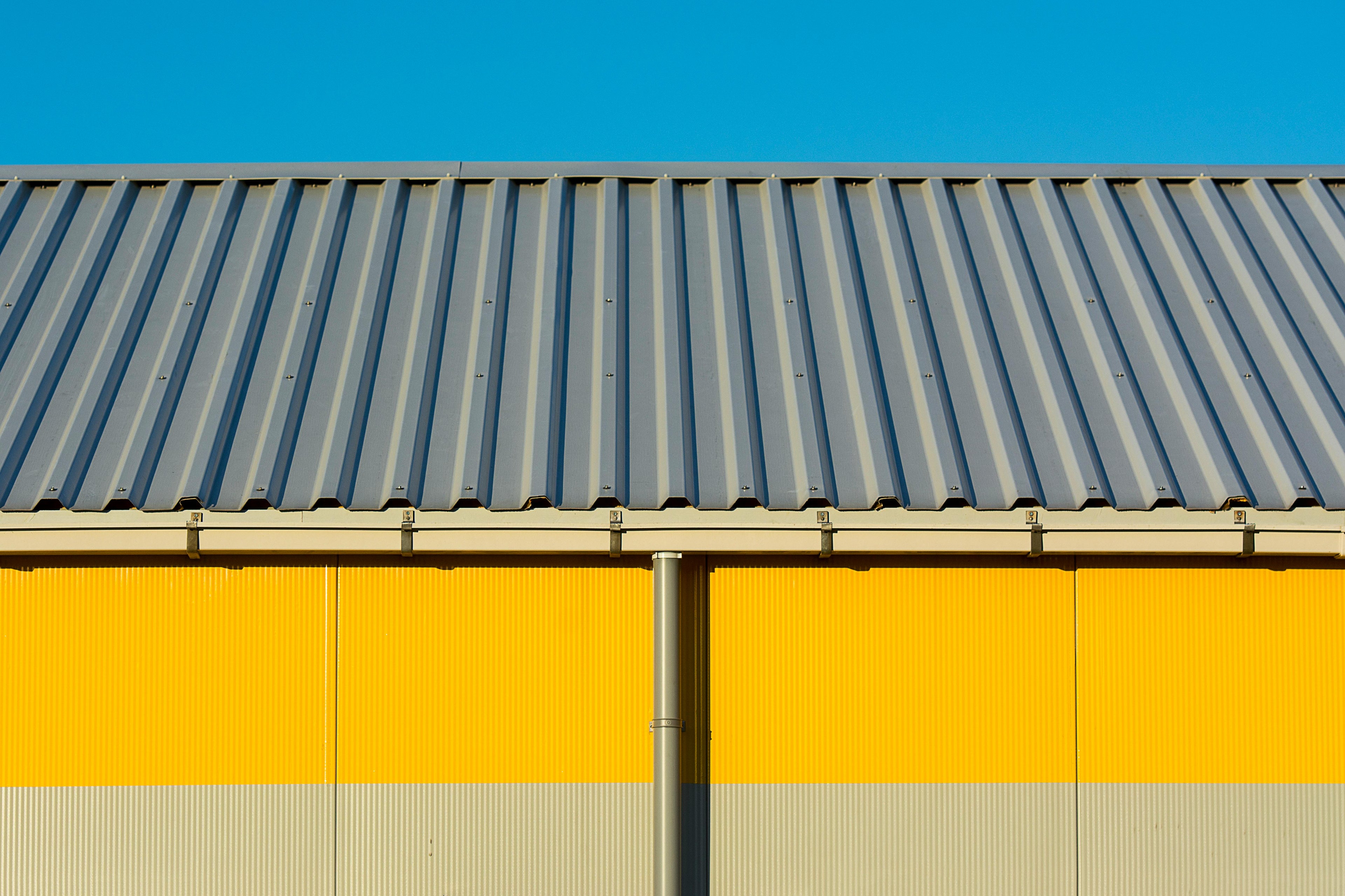 Metal vs. Shingle Roofs in Florida: Which Lasts Longer?